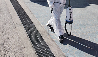 해충방재:골목 하수구 주변 소독